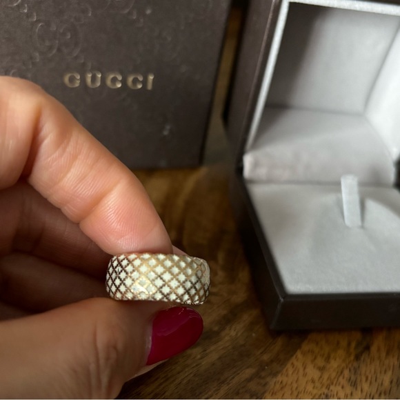 AUTHENTIC GUCCI DIAMANTISSIMA WHITE ENAMEL AND 18 KARAT YELLOW GOLD RING - Picture 13 of 15